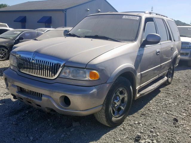 5LMFU28A1YLJ40584 - 2000 LINCOLN NAVIGATOR GOLD photo 2