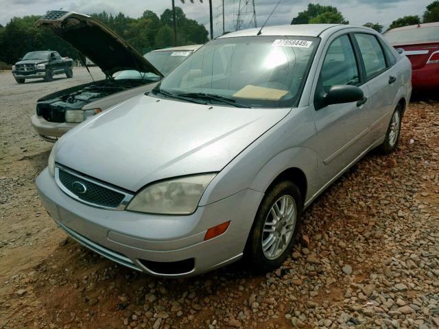 1FAFP34NX5W142542 - 2005 FORD FOCUS ZX4 SILVER photo 2