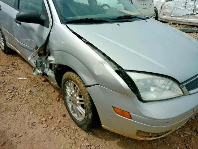 1FAFP34NX5W142542 - 2005 FORD FOCUS ZX4 SILVER photo 9