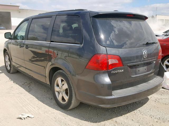 2V4RW3DG9BR717283 - 2011 VOLKSWAGEN ROUTAN SE GRAY photo 3