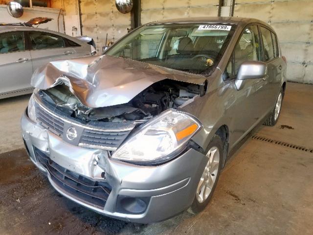 3N1BC13E27L386689 - 2007 NISSAN VERSA S GRAY photo 2