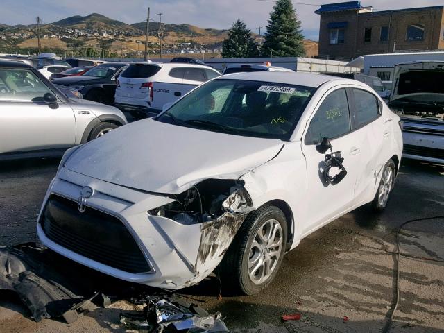 3MYDLBZV9GY111389 - 2016 TOYOTA SCION IA WHITE photo 2