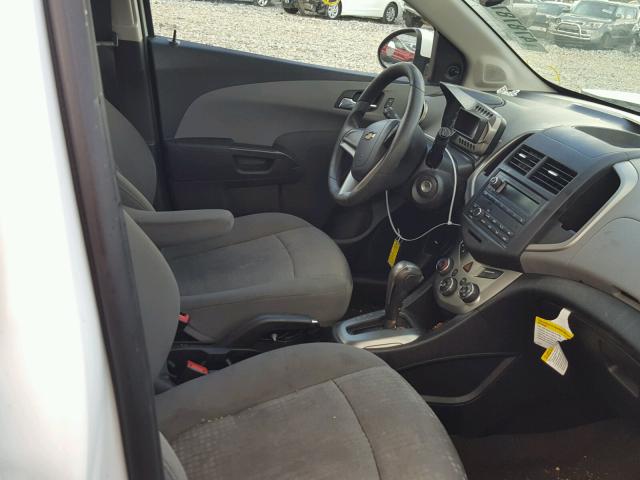 1G1JA6SH0E4226197 - 2014 CHEVROLET SONIC LS WHITE photo 5
