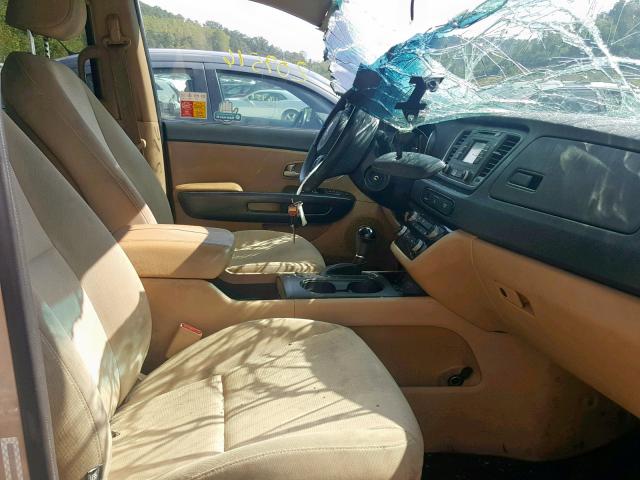 KNDMB5C10F6021269 - 2015 KIA SEDONA LX GOLD photo 5