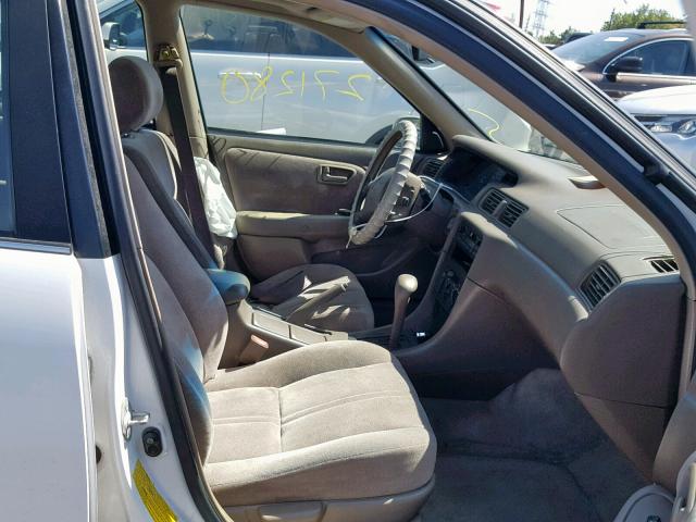 JT2BG28KXW0134375 - 1998 TOYOTA CAMRY LE WHITE photo 5