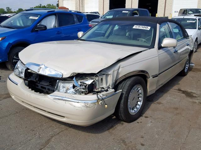 1LNHM83W22Y639583 - 2002 LINCOLN TOWN CAR C BEIGE photo 2