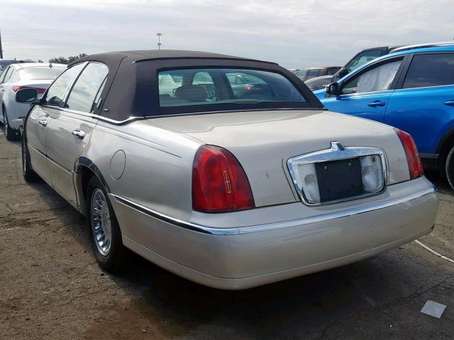 1LNHM83W22Y639583 - 2002 LINCOLN TOWN CAR C BEIGE photo 3