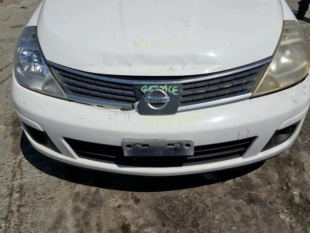 3N1BC13E78L379934 - 2008 NISSAN VERSA S WHITE photo 9