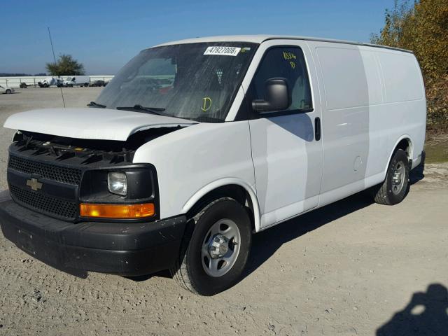 1GCFH15T261251536 - 2006 CHEVROLET EXPRESS G1 WHITE photo 2