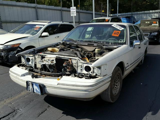 1LNLM83W6RY658268 - 1994 LINCOLN TOWN CAR C WHITE photo 2