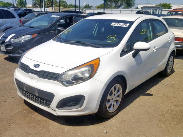 KNADM5A31E6360441 - 2014 KIA RIO LX WHITE photo 2