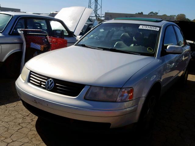 WVWPD23B7YP219312 - 2000 VOLKSWAGEN PASSAT GLX SILVER photo 2