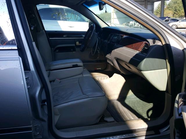 1LNHM83W16Y644957 - 2006 LINCOLN TOWN CAR D GRAY photo 5