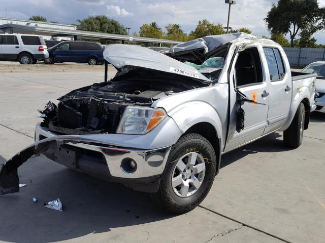 1N6AD07U25C434120 - 2005 NISSAN FRONTIER C SILVER photo 2