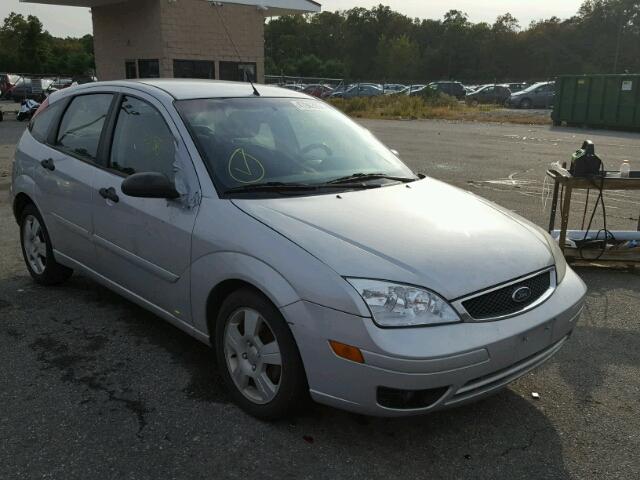 3FAFP37N55R104490 - 2005 FORD FOCUS ZX5 SILVER photo 1