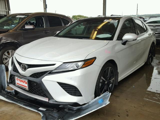 4T1B61HK4JU148032 - 2018 TOYOTA CAMRY XSE WHITE photo 2