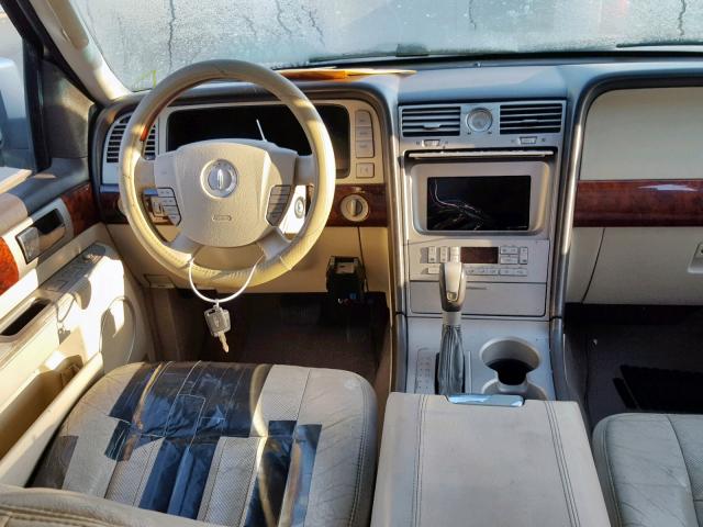 5LMFU28R33LJ07455 - 2003 LINCOLN NAVIGATOR SILVER photo 9