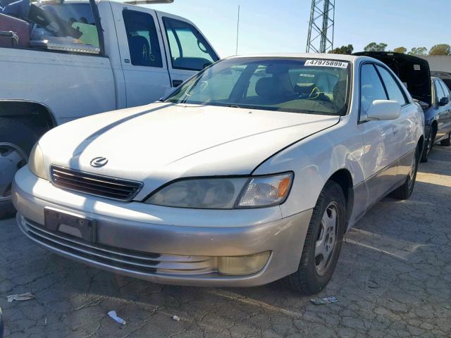 JT8BF28G9X5053098 - 1999 LEXUS ES 300 WHITE photo 2