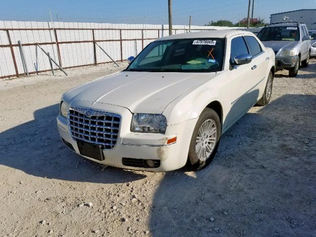 2C3CA4CD0AH209692 - 2010 CHRYSLER 300 TOURIN WHITE photo 2