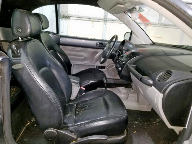 3VWCD31YX5M300704 - 2005 VOLKSWAGEN NEW BEETLE ნაცრისფერი ფოტო 5