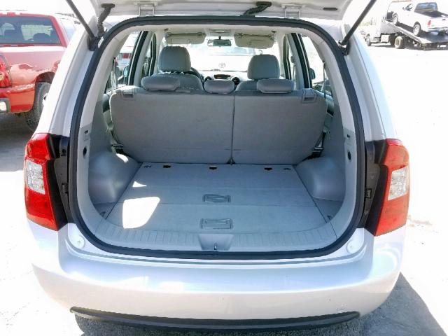 KNAFG525X87175366 - 2008 KIA RONDO BASE SILVER photo 9