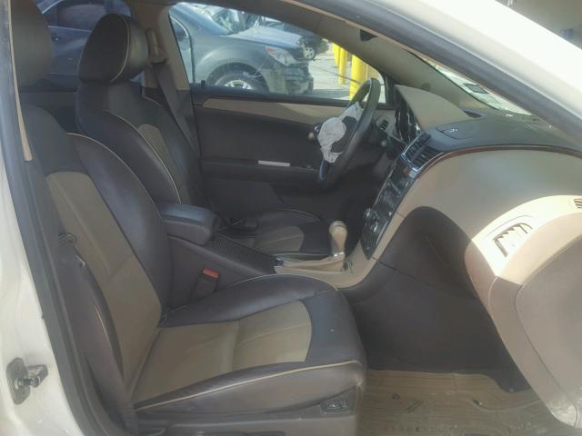 1G1ZE5E79AF103291 - 2010 CHEVROLET MALIBU LTZ თეთრი ფოტო 5