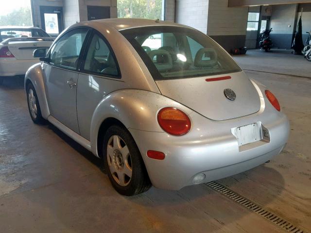 3VWCA21C8YM408038 - 2000 VOLKSWAGEN NEW BEETLE ვერცხლისფერი ფოტო 3
