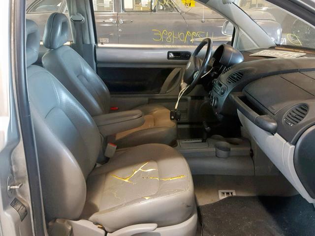 3VWCA21C8YM408038 - 2000 VOLKSWAGEN NEW BEETLE ვერცხლისფერი ფოტო 5