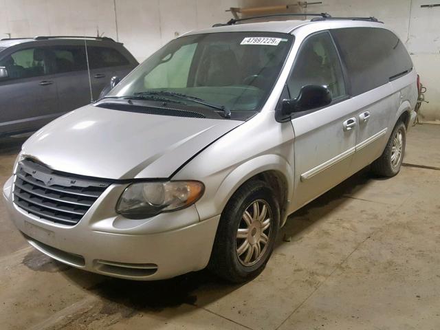 2C4GP54L15R393340 - 2005 CHRYSLER TOWN & COU SILVER photo 2