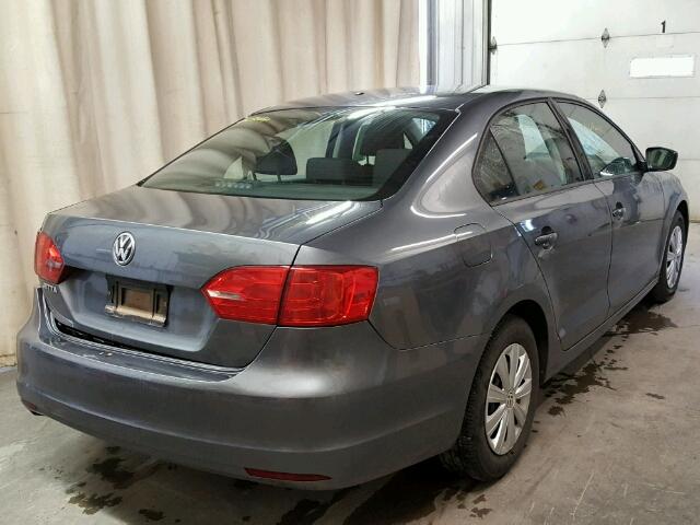 3VW2K7AJXEM427562 - 2014 VOLKSWAGEN JETTA BASE Մոխրագույն լուսանկար 4