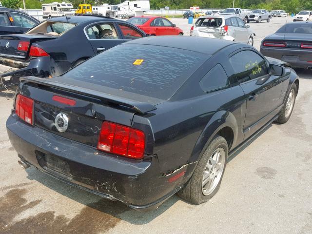 1ZVFT82H265104016 - 2006 FORD MUSTANG GT BLACK photo 4