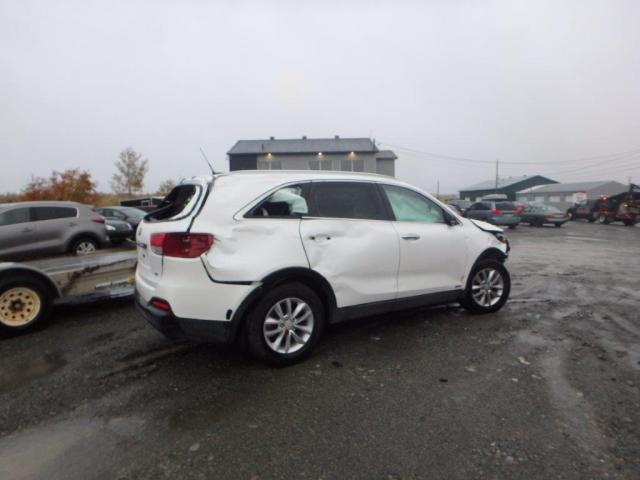 5XYPGDA30JG343526 - 2018 KIA SORENTO LX WHITE photo 4