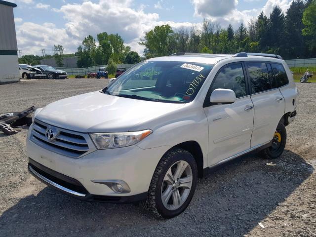 5TDDK3EHXDS221376 - 2013 TOYOTA HIGHLANDER WHITE photo 2