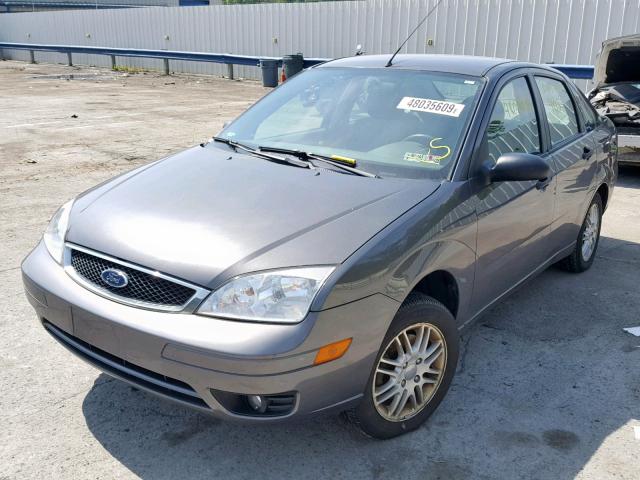 1FAFP34N65W266923 - 2005 FORD FOCUS ZX4 GRAY photo 2