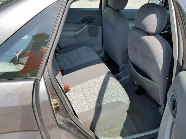 1FAFP34N65W266923 - 2005 FORD FOCUS ZX4 GRAY photo 6