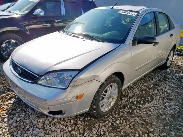 1FAFP34N77W330227 - 2007 FORD FOCUS ZX4 SILVER photo 2