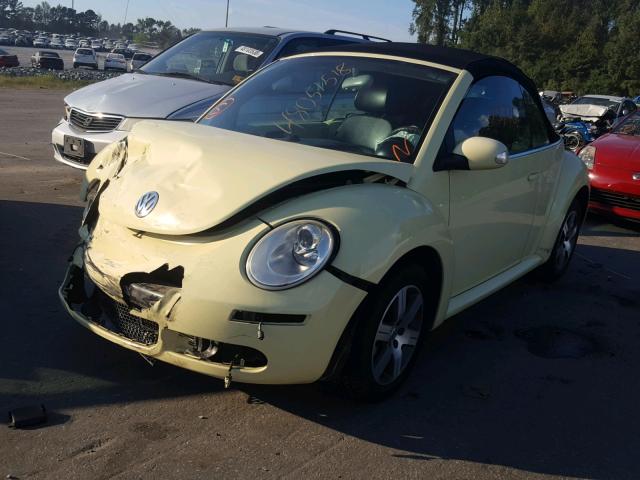 3VWPF31Y26M330342 - 2006 VOLKSWAGEN NEW BEETLE YELLOW photo 2