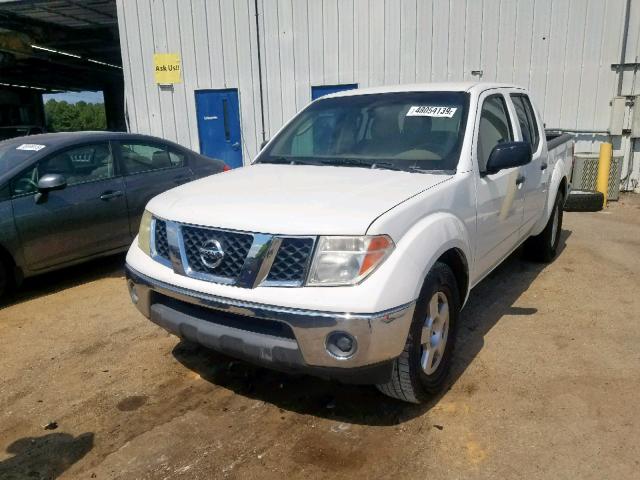 1N6AD07U97C454030 - 2007 NISSAN FRONTIER C WHITE photo 2