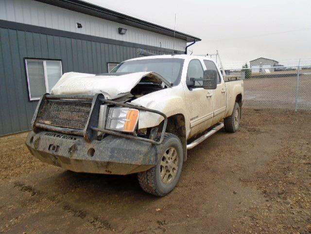 1GT424EG0DF167163 - 2013 GMC SIERRA K35 WHITE photo 2