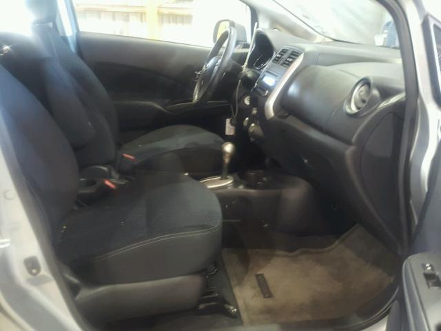 3N1CE2CP8EL389292 - 2014 NISSAN VERSA NOTE SILVER photo 5