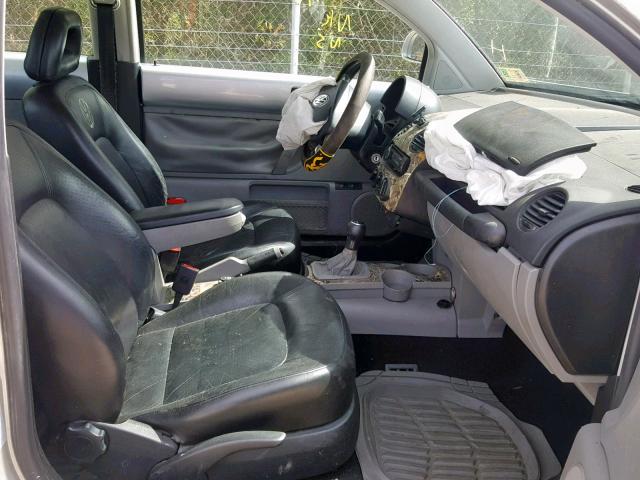 3VWDD21C5YM430655 - 2000 VOLKSWAGEN NEW BEETLE ვერცხლისფერი ფოტო 5