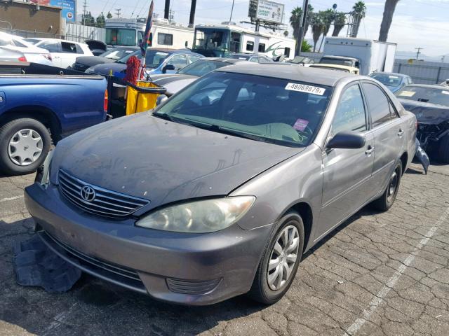 4T1BE30K25U639764 - 2005 TOYOTA CAMRY LE GRAY photo 2