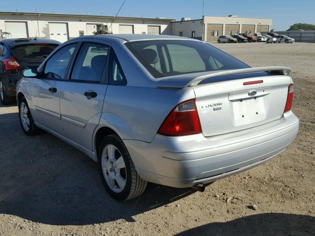 1FAFP34N77W190552 - 2007 FORD FOCUS ZX4 SILVER photo 3