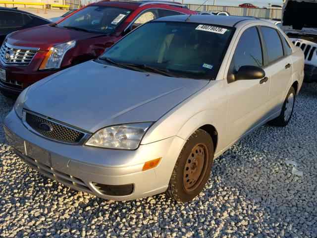 1FAFP34N75W315739 - 2005 FORD FOCUS ZX4 SILVER photo 2