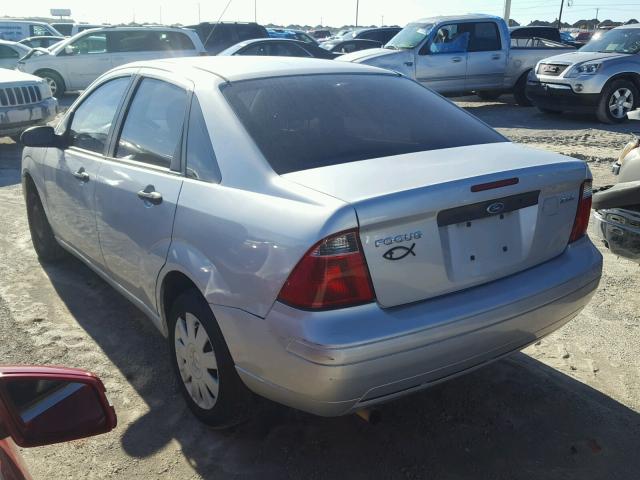 1FAFP34N75W315739 - 2005 FORD FOCUS ZX4 SILVER photo 3