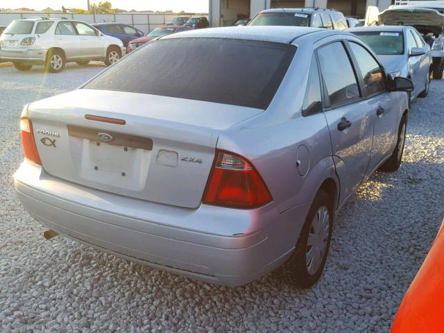 1FAFP34N75W315739 - 2005 FORD FOCUS ZX4 SILVER photo 4