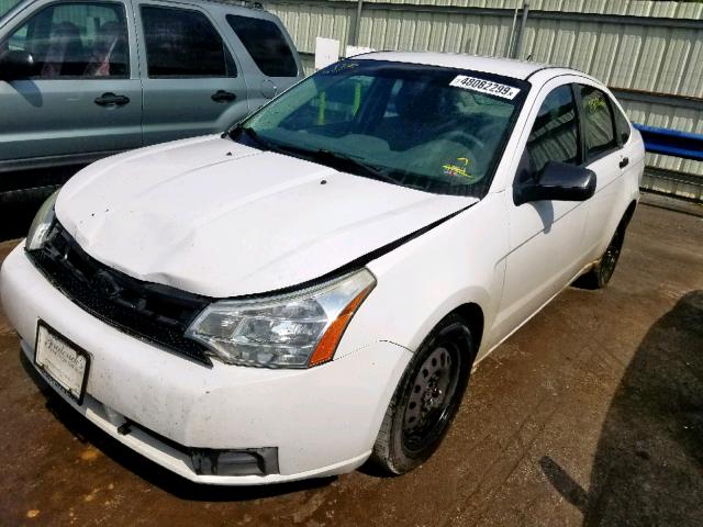 1FAHP34N48W150536 - 2008 FORD FOCUS S/SE WHITE photo 2