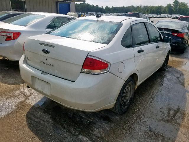 1FAHP34N48W150536 - 2008 FORD FOCUS S/SE WHITE photo 4