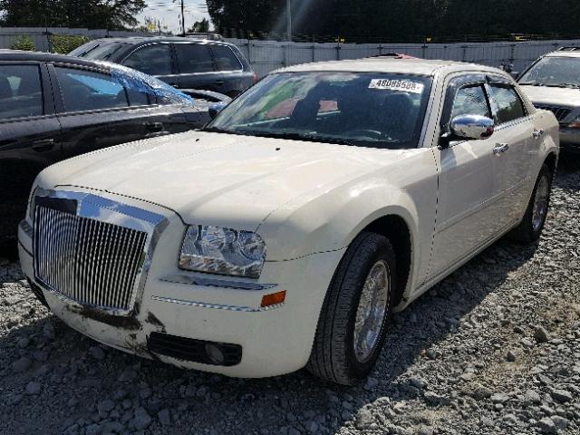 2C3JA53G75H651849 - 2005 CHRYSLER 300 TOURIN CREAM photo 2