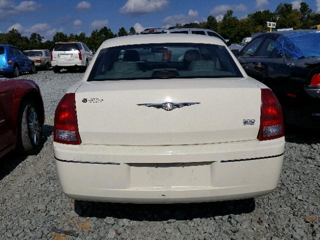 2C3JA53G75H651849 - 2005 CHRYSLER 300 TOURIN CREAM photo 9